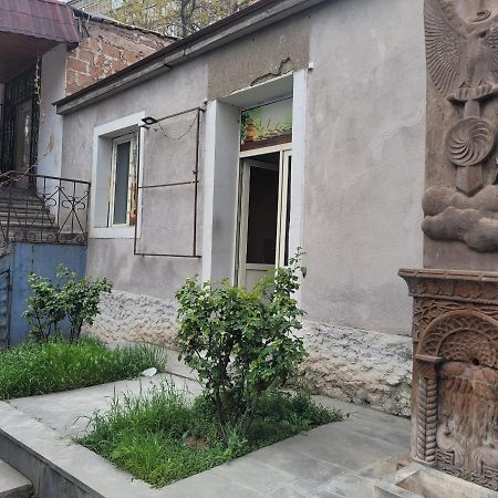 Guest House In The Small Center เยเรวาน ภายนอก รูปภาพ